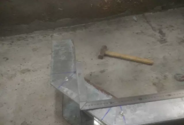 電纜橋架兩個(gè)45°彎頭組合成90°彎頭的制作方法(圖7) 電纜橋架兩個(gè)45°彎頭制作90°彎頭制作方法6