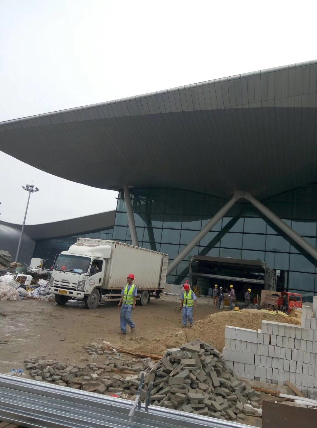 廣州白云機(jī)場三期改造航站樓電纜橋架進(jìn)場(圖4) 廣州白云機(jī)場三期改造航站樓電纜橋架進(jìn)場