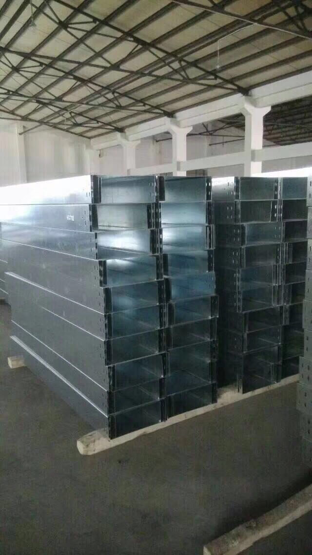 廣州白云機(jī)場三期改造航站樓電纜橋架進(jìn)場(圖6) 廣州白云機(jī)場三期改造電纜橋架備貨區(qū)