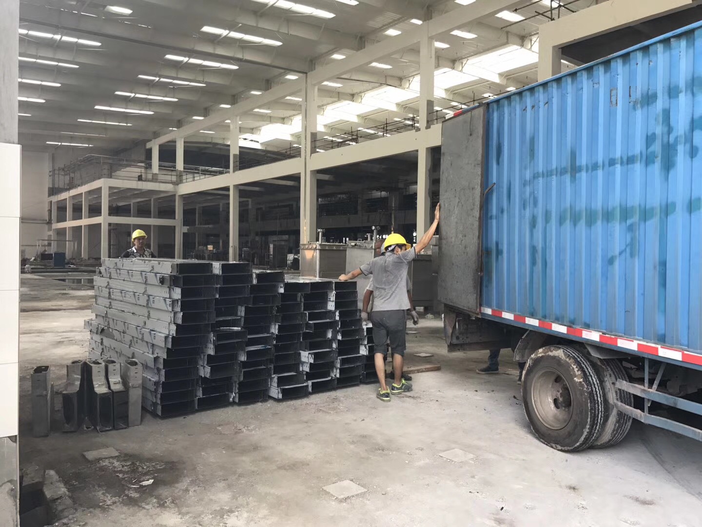 佛山海天醬油廠電纜橋架進場(圖3) 佛山海天醬油廠電纜橋架卸貨過程